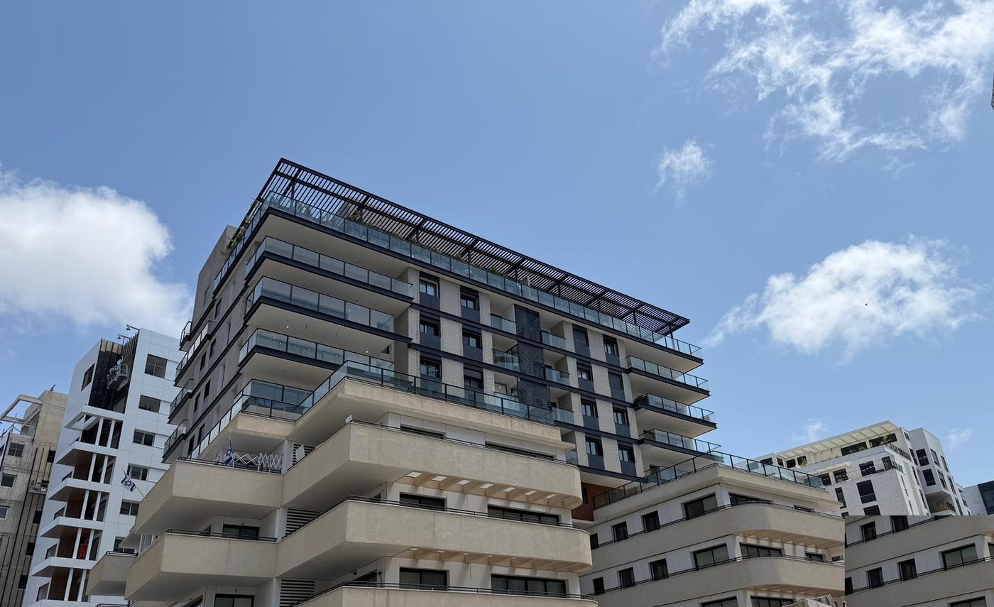 הכינור 3 - מבט על הבניין ביום